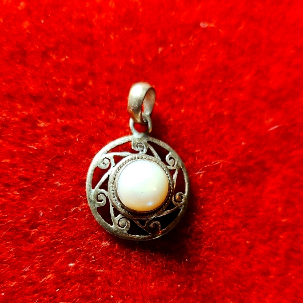 Elegant Silver Pendant with  pearl.